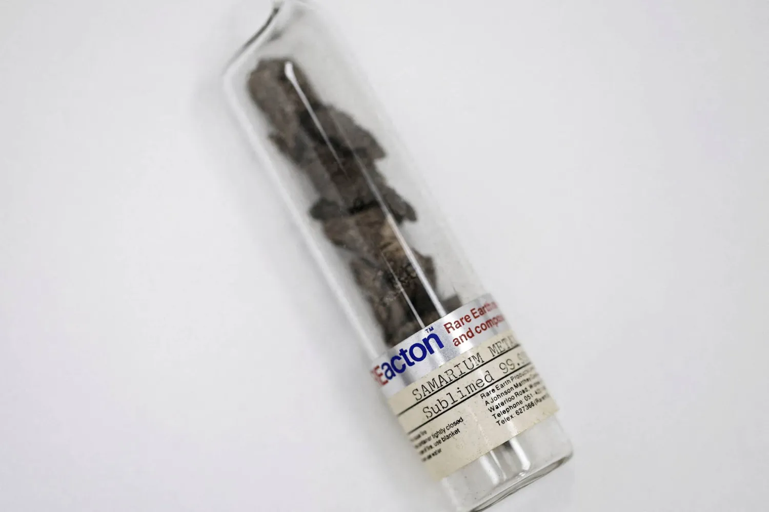 عينة من أحد المعادن الأرضية النادرة في معمل للفيزياء بالعاصمة الفرنسية باريس (رويترز)