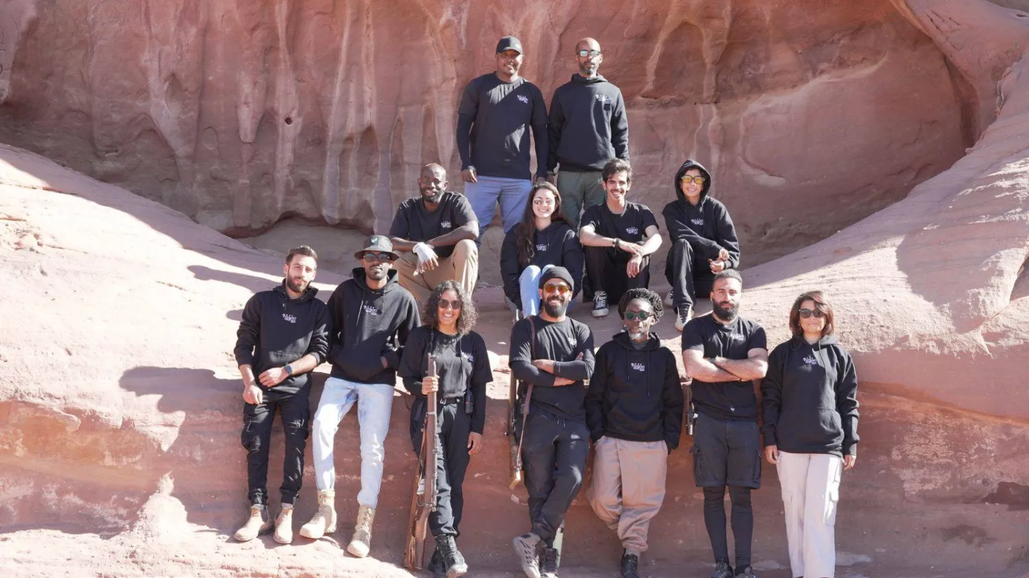 باعقيل مع الفريق الذي اشتغل على فيلم «القيد» الذي يُعرض حالياً في السينما (الشرق الأوسط)