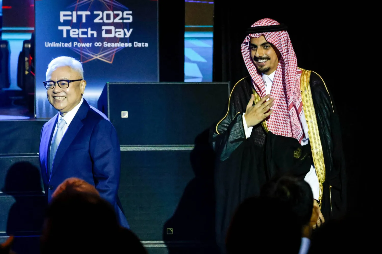 رئيس مجلس إدارة ومدير عام شركة «فوكسكون» لتقنية الربط سيدني لو والرئيس التنفيذي لمشروع «التنقل الذكي» بالسعودية الأمير فهد بن نواف آل سعود خلال فعالية يوم التكنولوجيا بتايبيه في تايوان (رويترز)