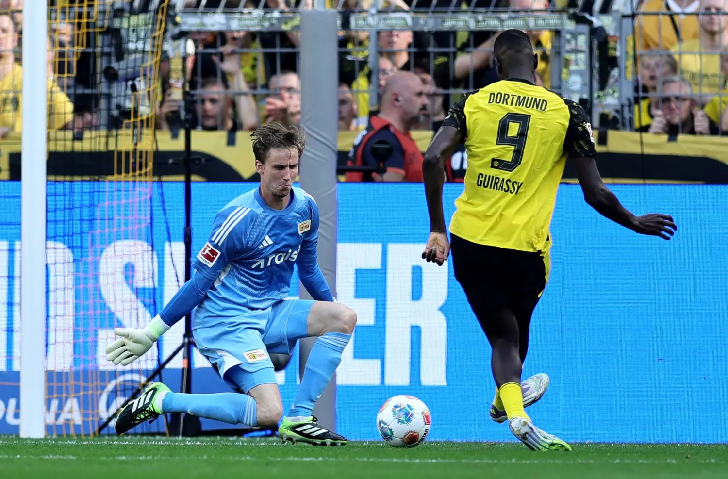 كلمة دورتموند تكررت على قميص اللاعب دون إظهار اسمه (إ.ب.أ)