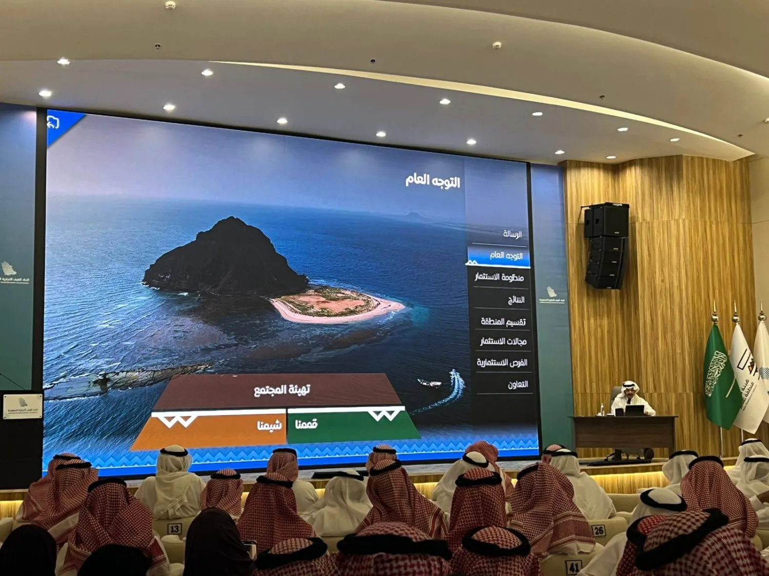 الأمير تركي بن طلال متحدثاً للحضور من رجال الأعمال والمستثمرين في مقر اتحاد الغرف السعودية (الشرق الأوسط)