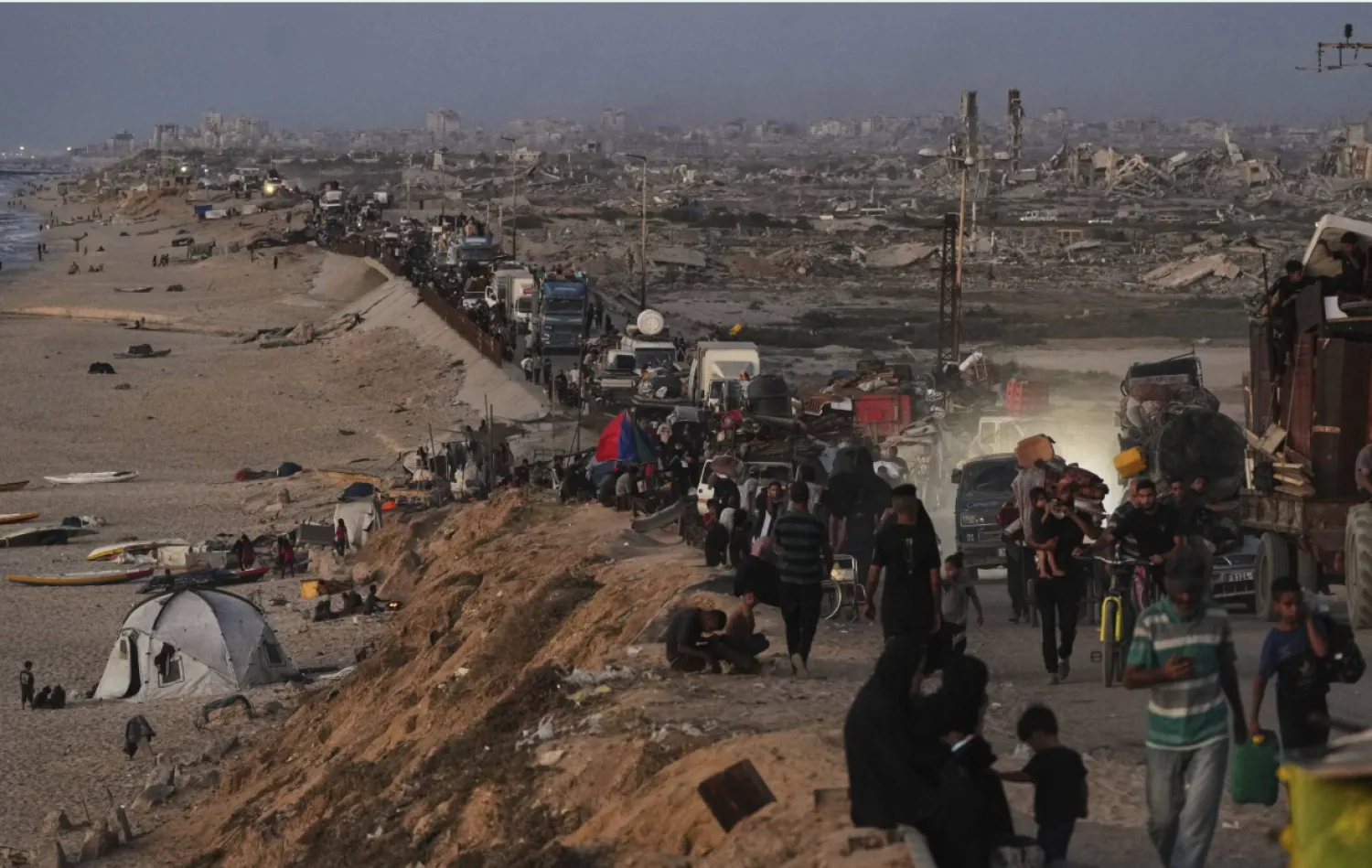 نازحون فلسطينيون يفرون من شمال قطاع غزة عبر الطريق الساحلية باتجاه الجنوب (أ.ب)