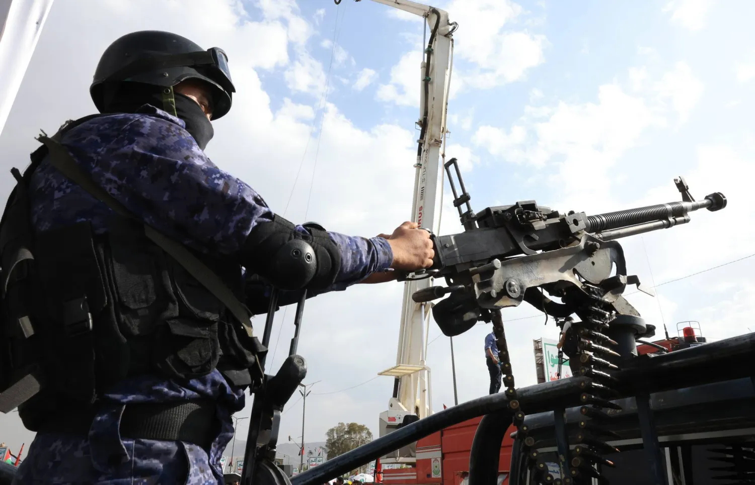 عنصر حوثي يمسك رشاشاً ثقيلاً على متن عربة عسكرية في صنعاء (إ.ب.أ)