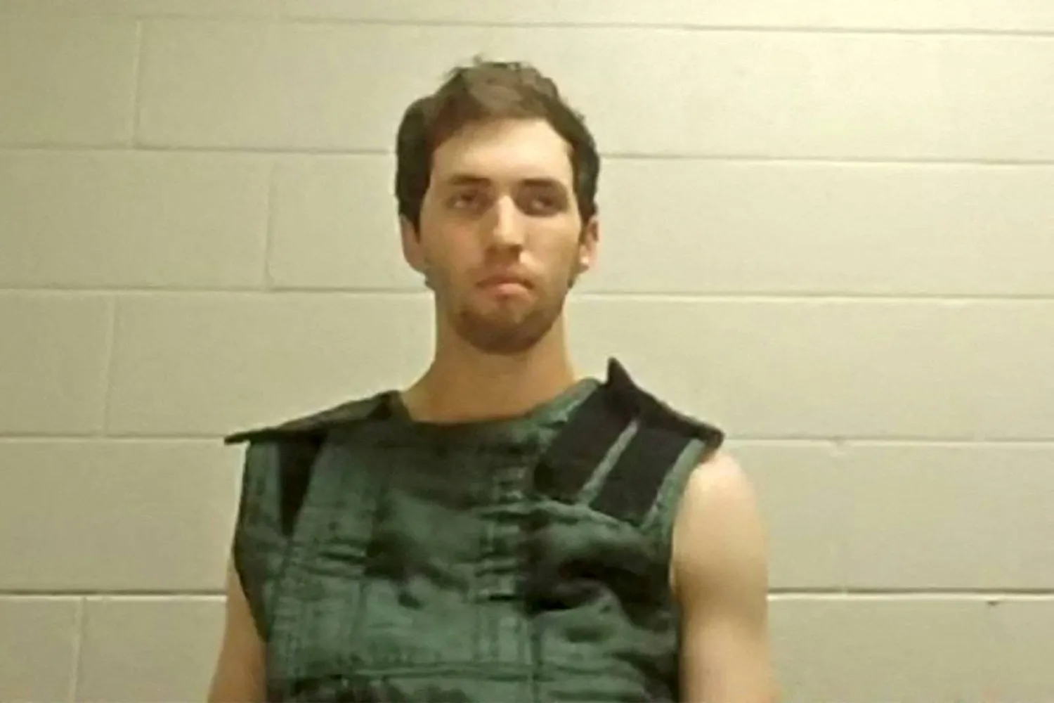 يظهر تايلر روبنسون عبر بث فيديو من السجن في أول ظهور له أمام محكمة مقاطعة يوتا في بروفو (رويترز)