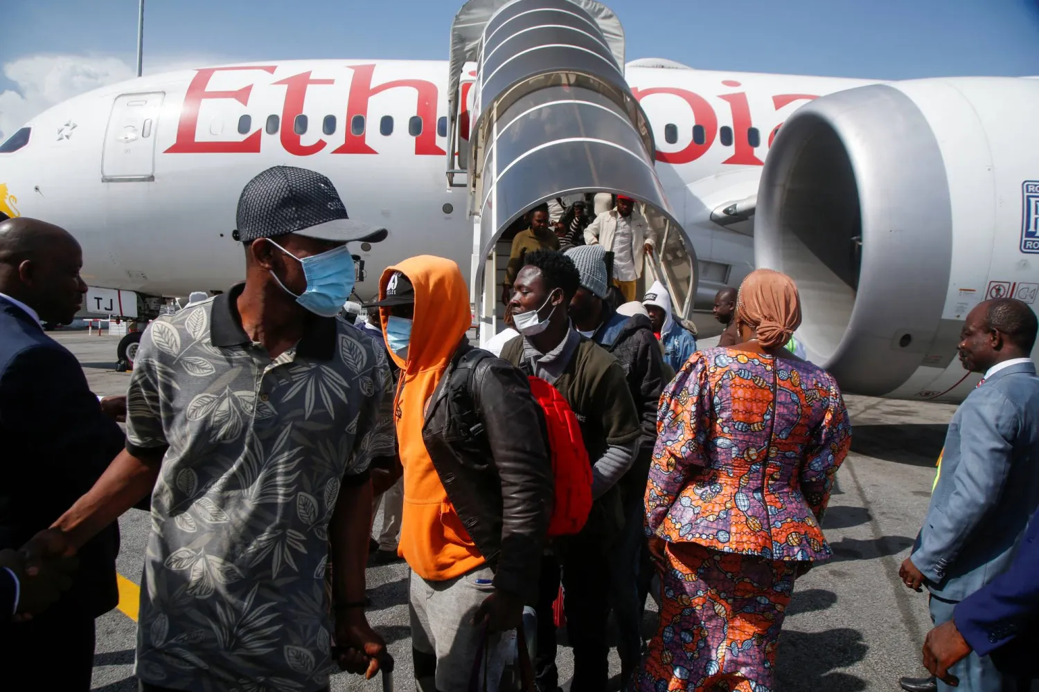 مهاجرون أُجلوا من تونس إلى بلادهم (أرشيفية - رويترز)