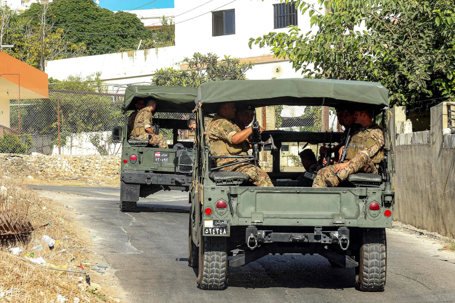  آليات للجيش اللبناني بالقرب من مخيم عين الحلوة للاجئين الفلسطينيين خلال عملية تسليم السلاح الأسبوع الماضي (أ.ف.ب)