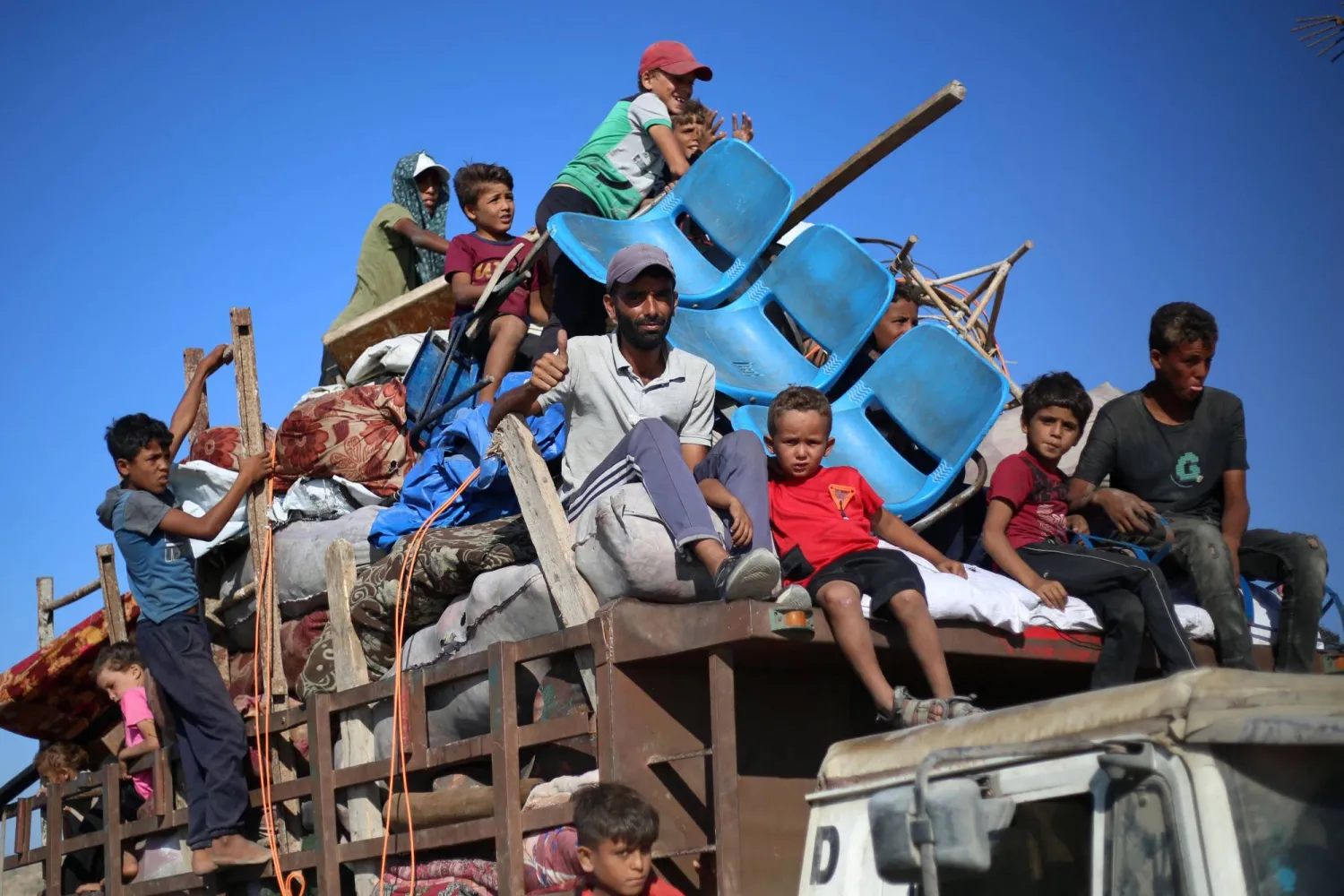 نازحون فلسطينيون بأمتعتهم يتجهون جنوباً على طريق في منطقة مخيم النصيرات للاجئين في وسط قطاع غزة 16 سبتمبر 2025 (أ.ف.ب)