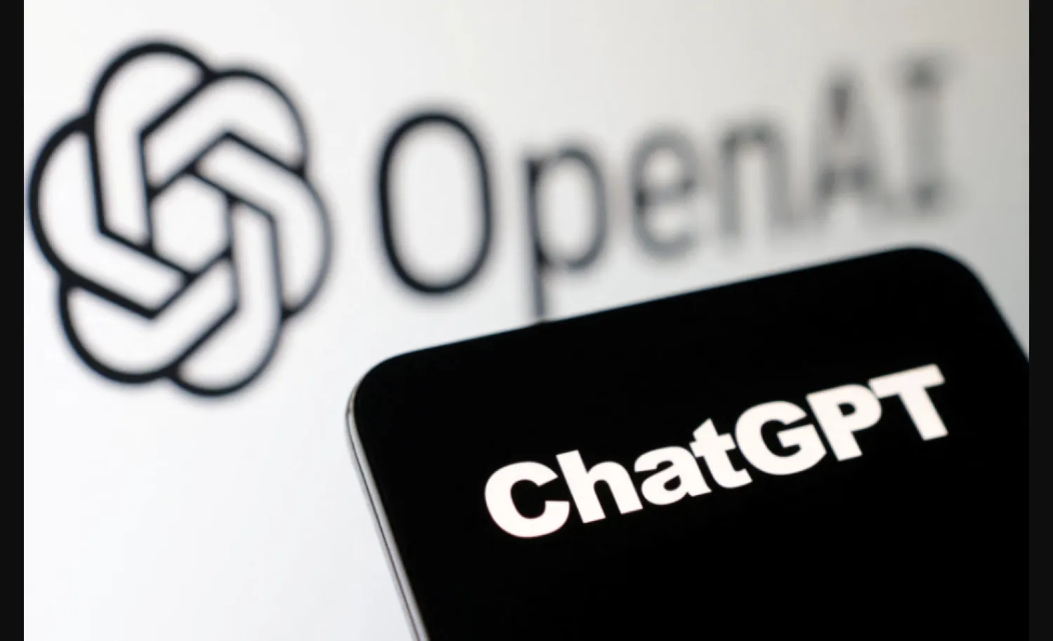 شعارا «شات جي بي تي» و«أوبن إيه آي» يظهران على شاشة هاتف (رويترز)