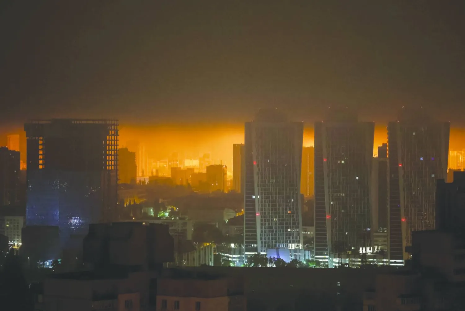 انفجار طائرة من دون طيار يضيء السماء خلال غارة روسية بطائرة «درون» على أوكرانيا يوم 25 مايو الماضي (رويترز)