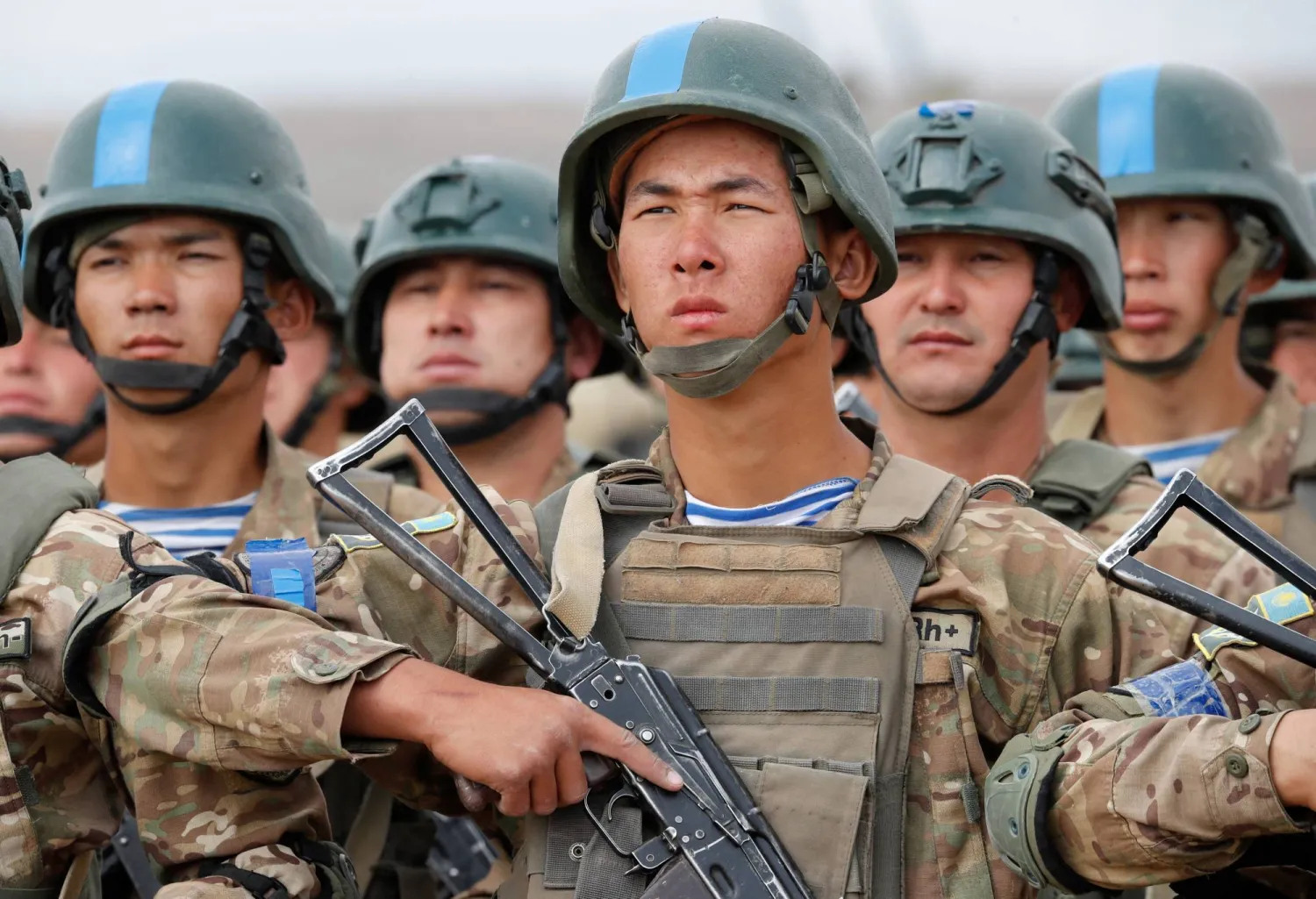 تدريب عسكري لقوات من الجيش في كازاخستان (رويترز)