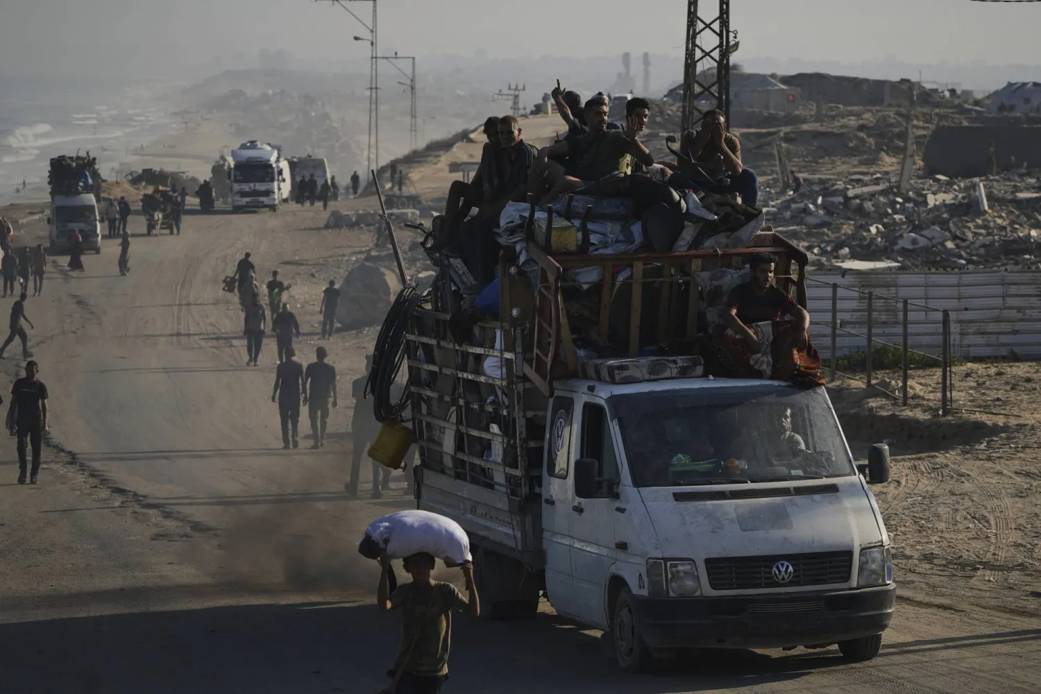 نازحون فلسطينيون يفرون من مدينة غزة سيراً على الأقدام وبالسيارات حاملين أمتعتهم على طول الطريق الساحلي باتجاه جنوب غزة 17 سبتمبر 2025 (أ.ب)