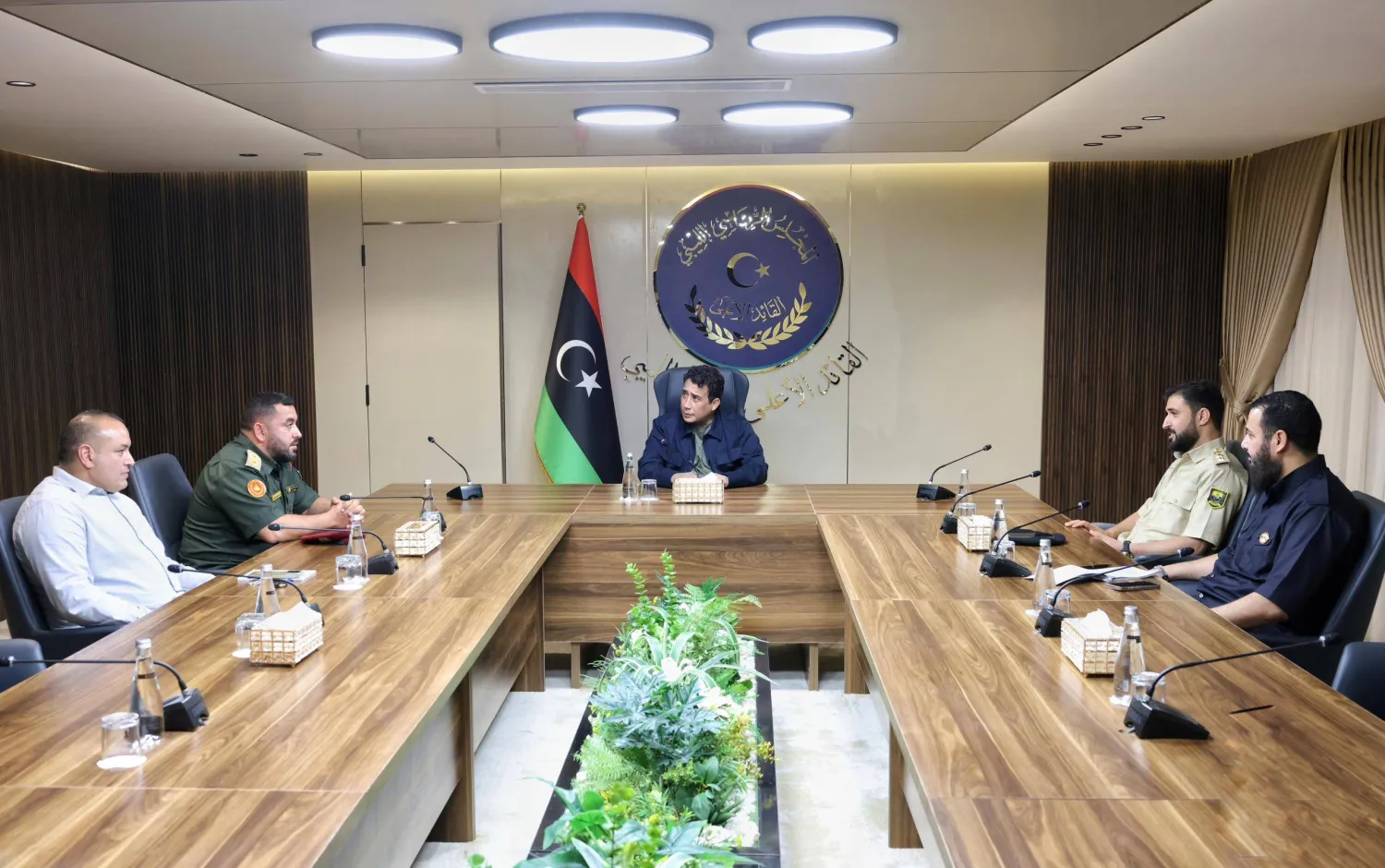 اجتماع المنفي مع لجنة الترتيبات الأمنية أخيراً (المجلس الرئاسي)