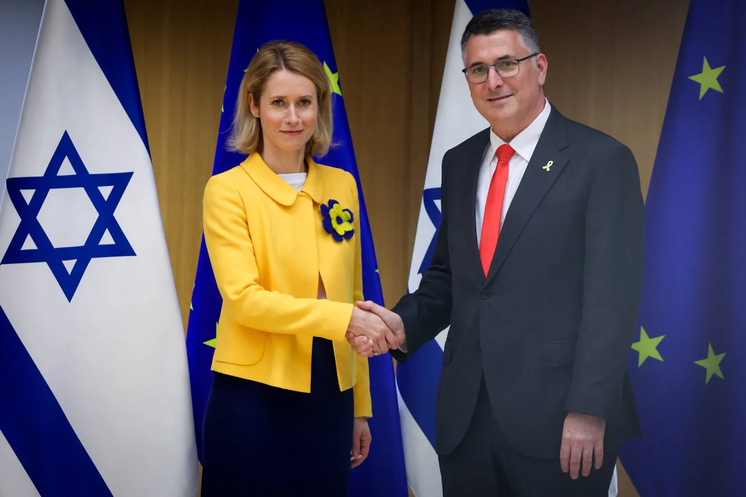 مصافحة بين مسؤولة الشؤون الخارجية الأوروبية كايا كالاس ووزير الخارجية الإسرائيلي جدعون ساعر في بروكسل فبراير الماضي (أ.ب)