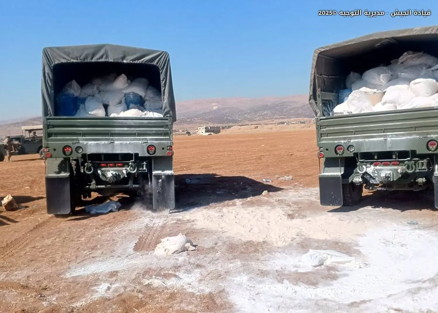 آليات عسكرية تحمل المضبوطات من المخدرات في بعلبك (قيادة الجيش)