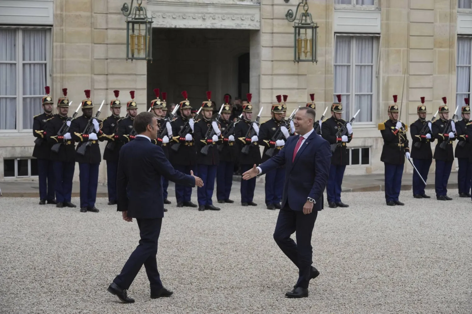 الرئيس إيمانويل ماكرون في ساحة قصر الإليزيه مستقبلاً الثلاثاء نظيره البولندي كارول ناوروكي، يوم 16 سبتمبر (أ.ب)