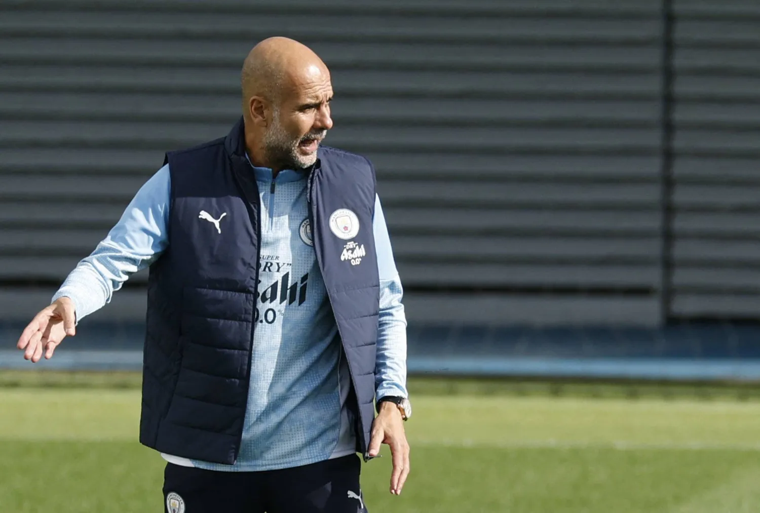 غوارديولا خلال التدريبات (رويترز) 