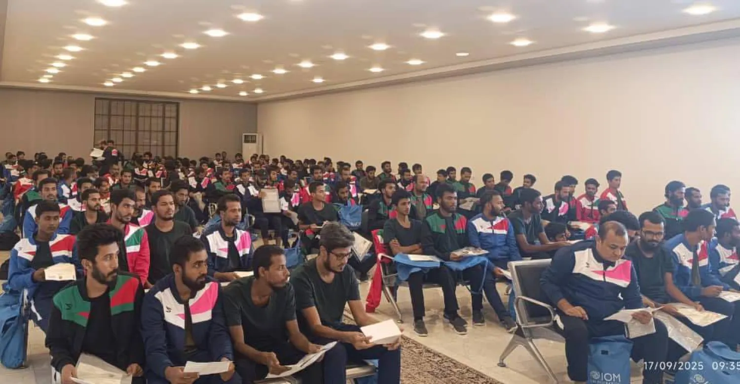 جانب من ترحيل مهاجرين غير نظاميين إلى بنغلاديش عبر مطار معيتيقة في طرابلس (جهاز مكافحة الهجرة غير الشرعية)