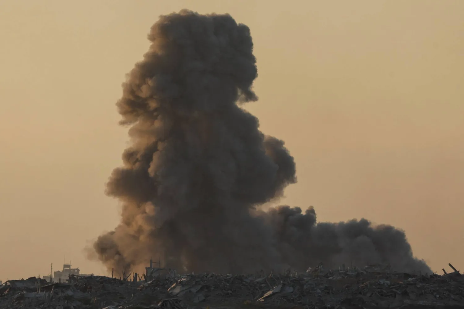 أبو الغيط يحذّر من التبعات الخطيرة لتوسيع إسرائيل هجومها البري على مدينة غزة (رويترز)