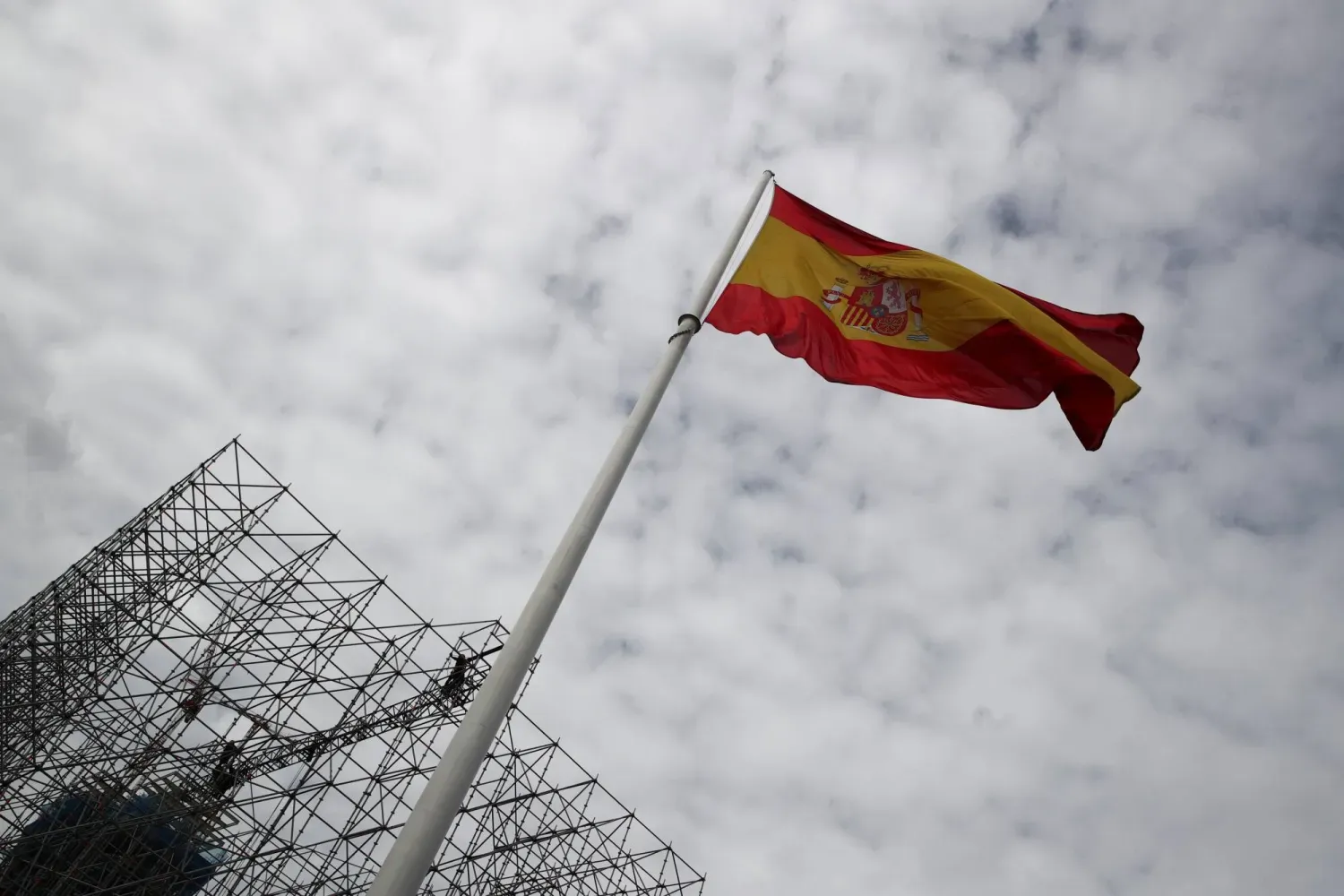 Madrid'deki Colon Meydanı'nda İspanyol bayrağı (Reuters)