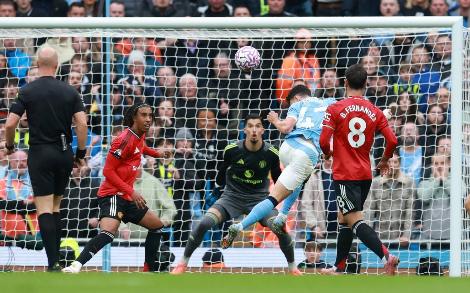 رأسية فودين الرائعة تفتتح ثلاثية سيتي في شباك يونايتد (رويترز)