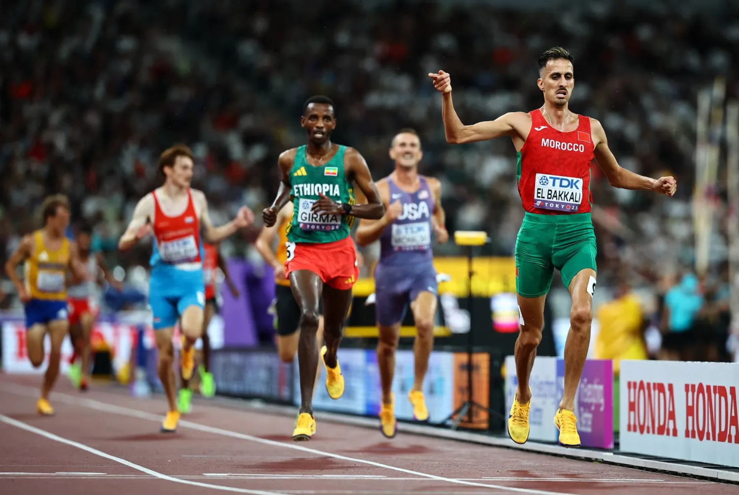 المغربي سفيان البقالي خلال سباق الموانع (رويترز)