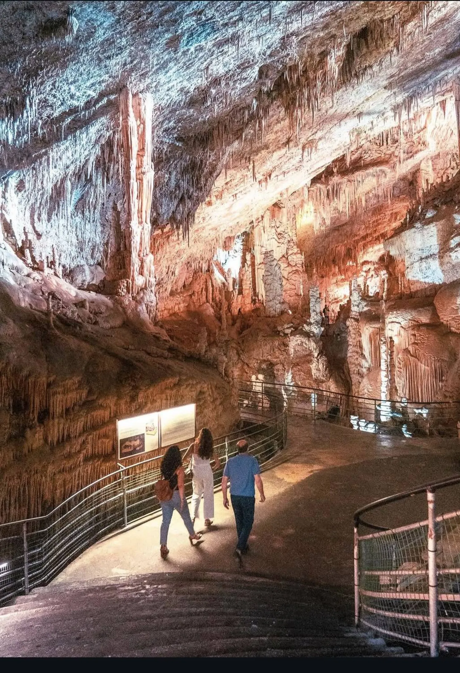 صخور رسمتها الطبيعة لتبدو لوحة تشكيلية (إنستغرام)