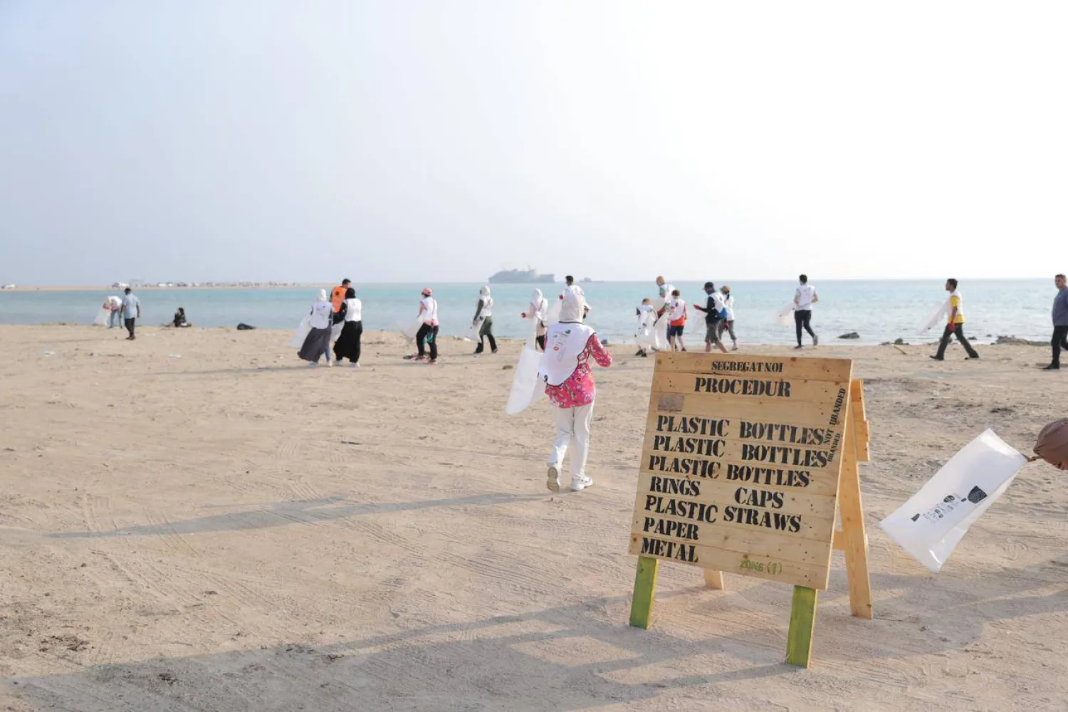 حملات متعددة نفذتها امانة العاصمة لتنظيف شاطئ الشعيبة (أمانة العاصمة المقدسة)