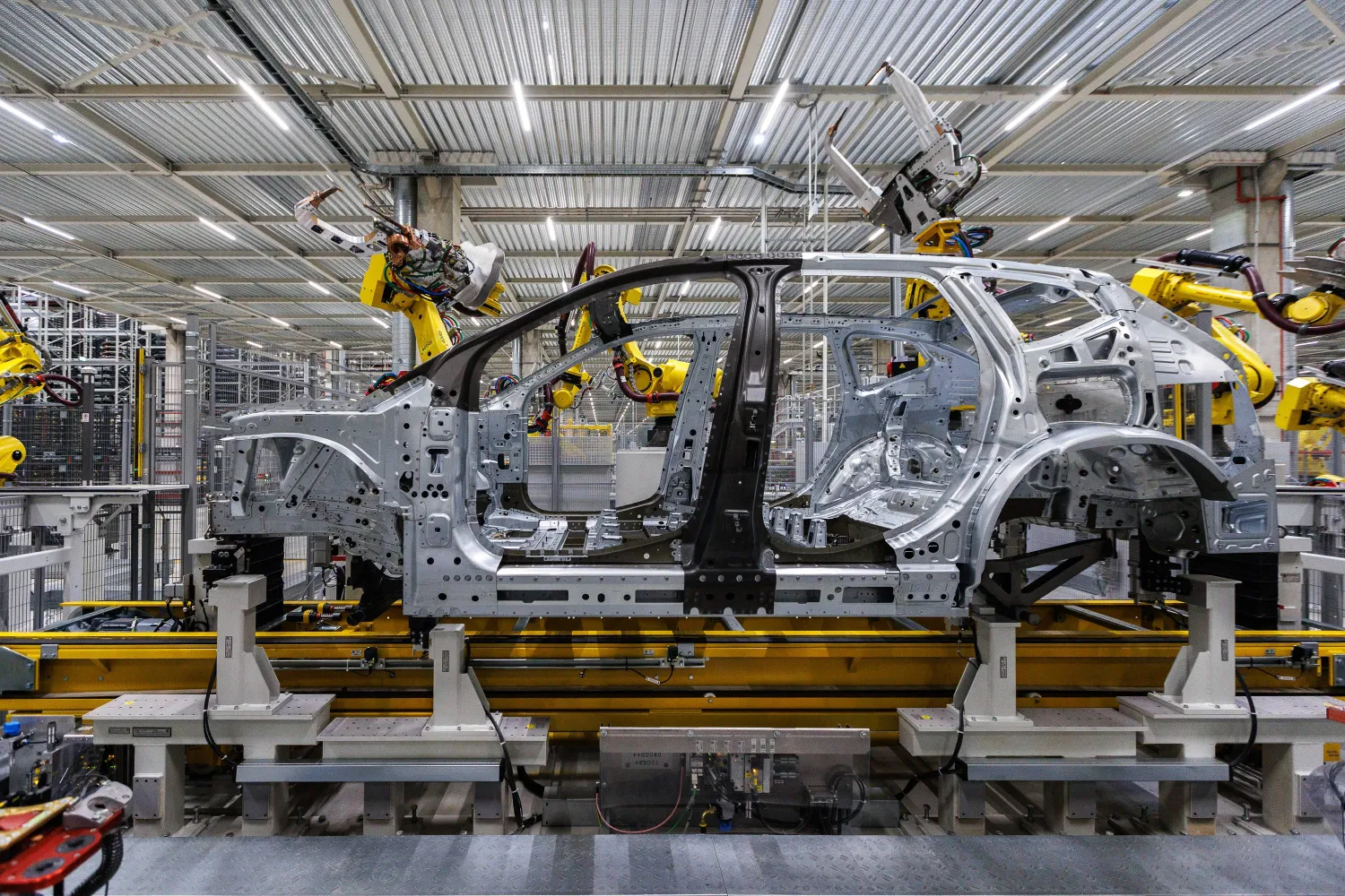 المصنع صُمِّم وبُني وفق استراتيجية «iFACTORY» ليكون رقمياً من البداية مع نسخة توأم رقمي اختُبرت قبل البناء الفعلي (بي إم دبليو)