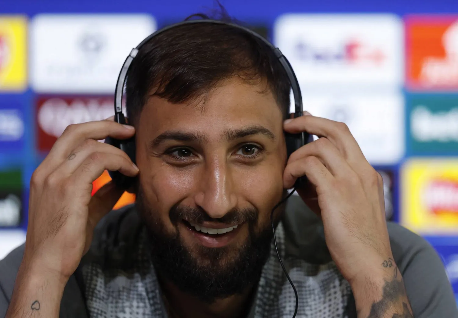 دوناروما يتحدث للإعلاميين (رويترز)