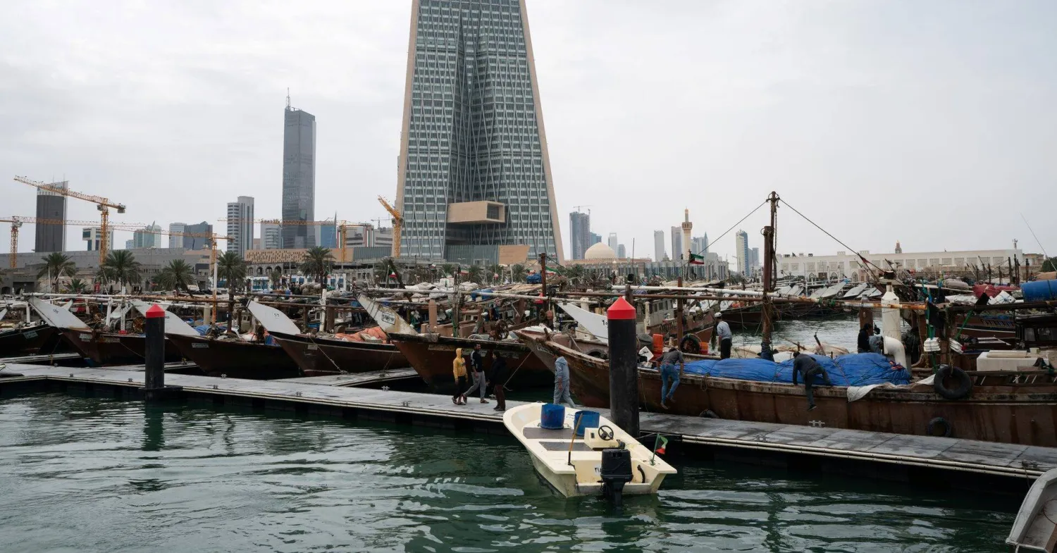 بنك الكويت المركزي يطل على ميناء الداو التقليدي (رويترز)
