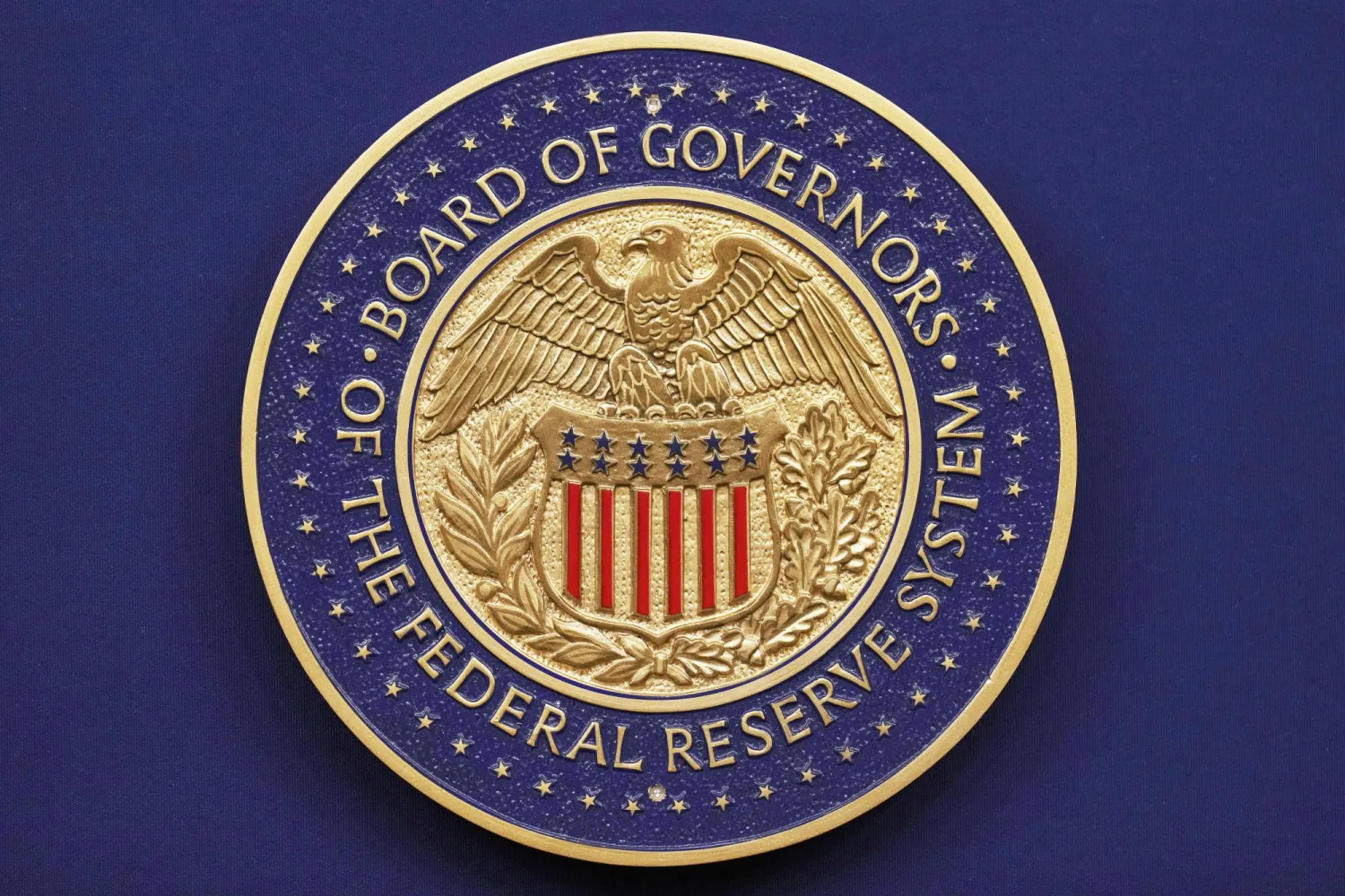 يظهر ختمٌ قبل أن يخرج رئيس مجلس الاحتياطي الفيدرالي جيروم باول للتحدث خلال مؤتمر صحافي (أ.ب)