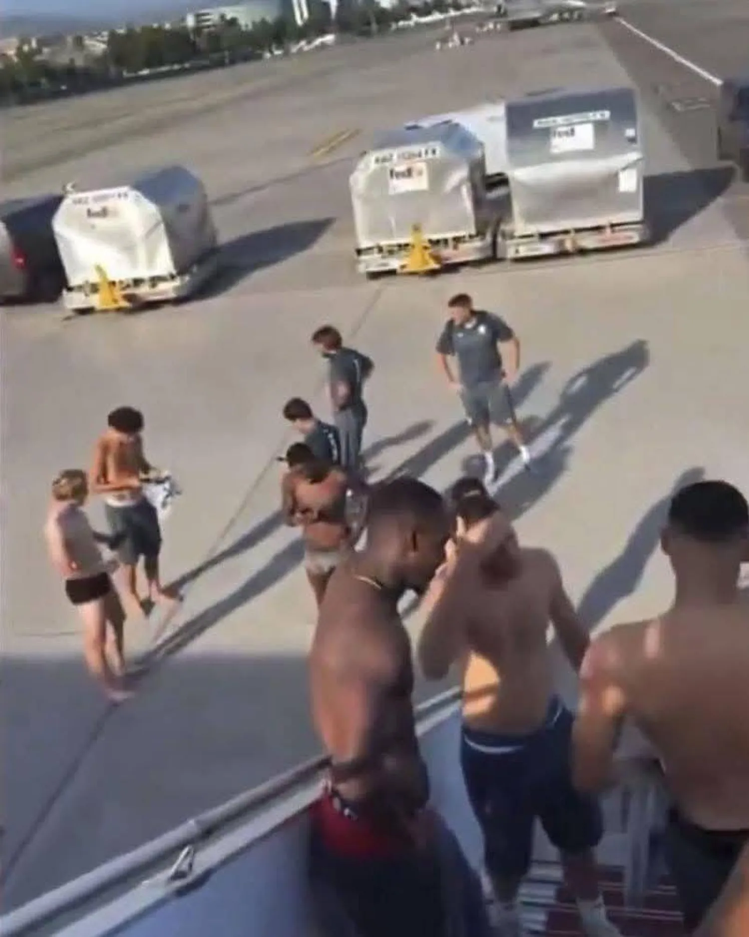 صورة متداولة عبر الإنترنت تظهر لاعبي موناكو خلال نزولهم من الطائرة (الشرق الأوسط)