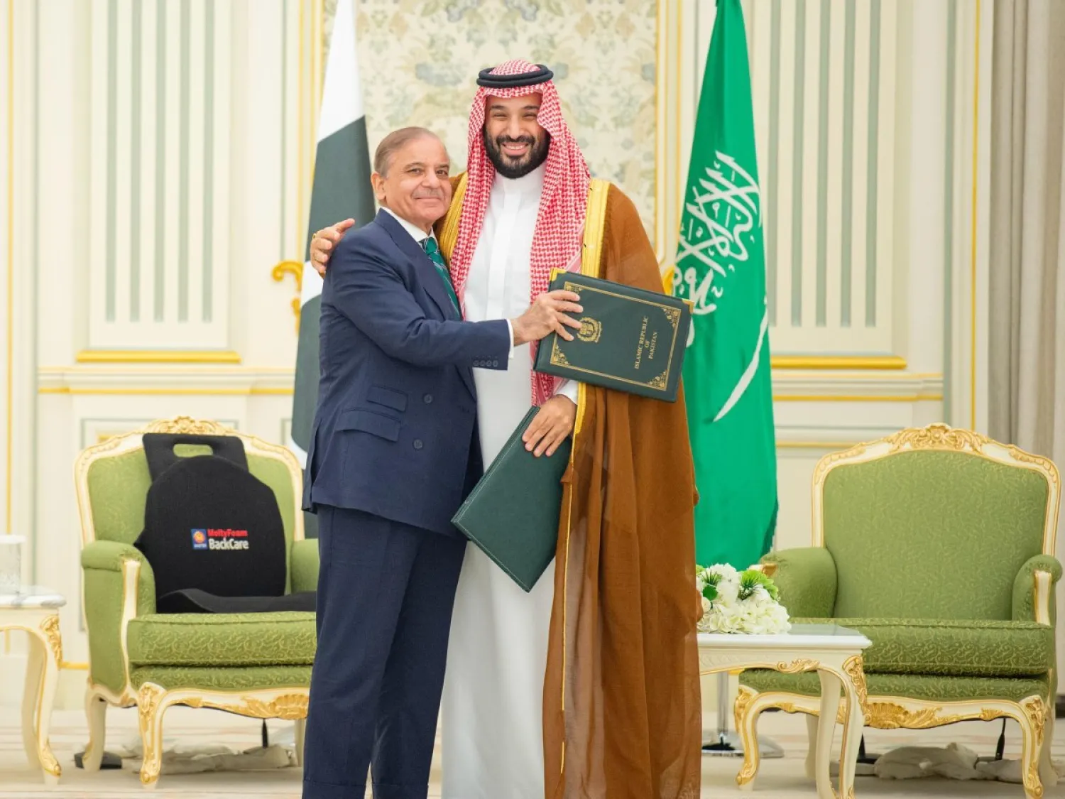 ولي العهد السعودي الأمير محمد بن سلمان ورئيس الوزراء الباكستاني محمد شهباز شريف بعد توقيع الاتفاقية في الرياض (واس)