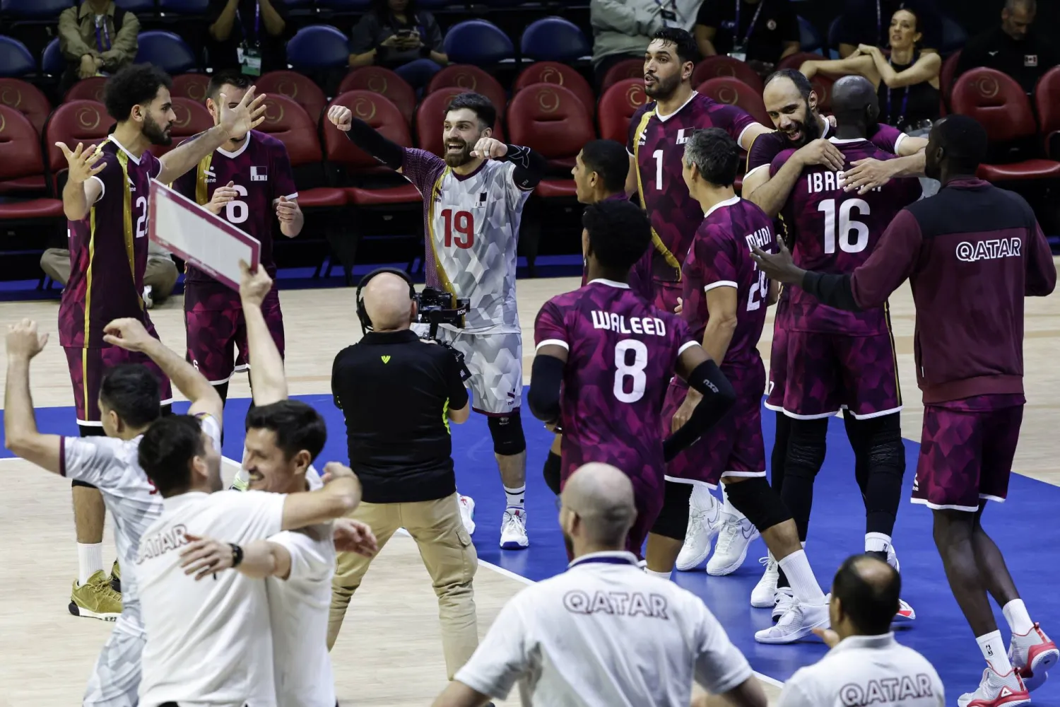 فرحة لاعبي قطر بالفوز (إ.ب.أ)