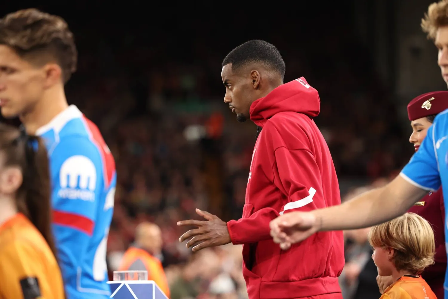 إيزاك خلال دخوله ملعب المباراة مع زملائه في ليفربول (إ.ب.أ)