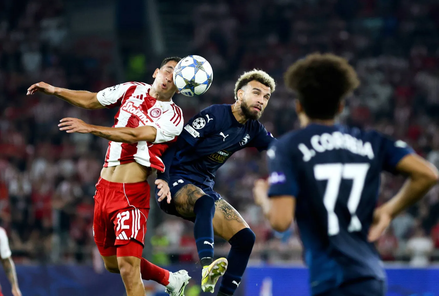 من مباراة أولمبياكوس وبافوس القبرصي (إ.ب.أ)