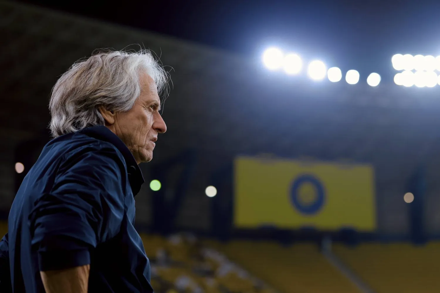 خيسوس يتابع أداء لاعبيه خلال المباراة (نادي النصر)