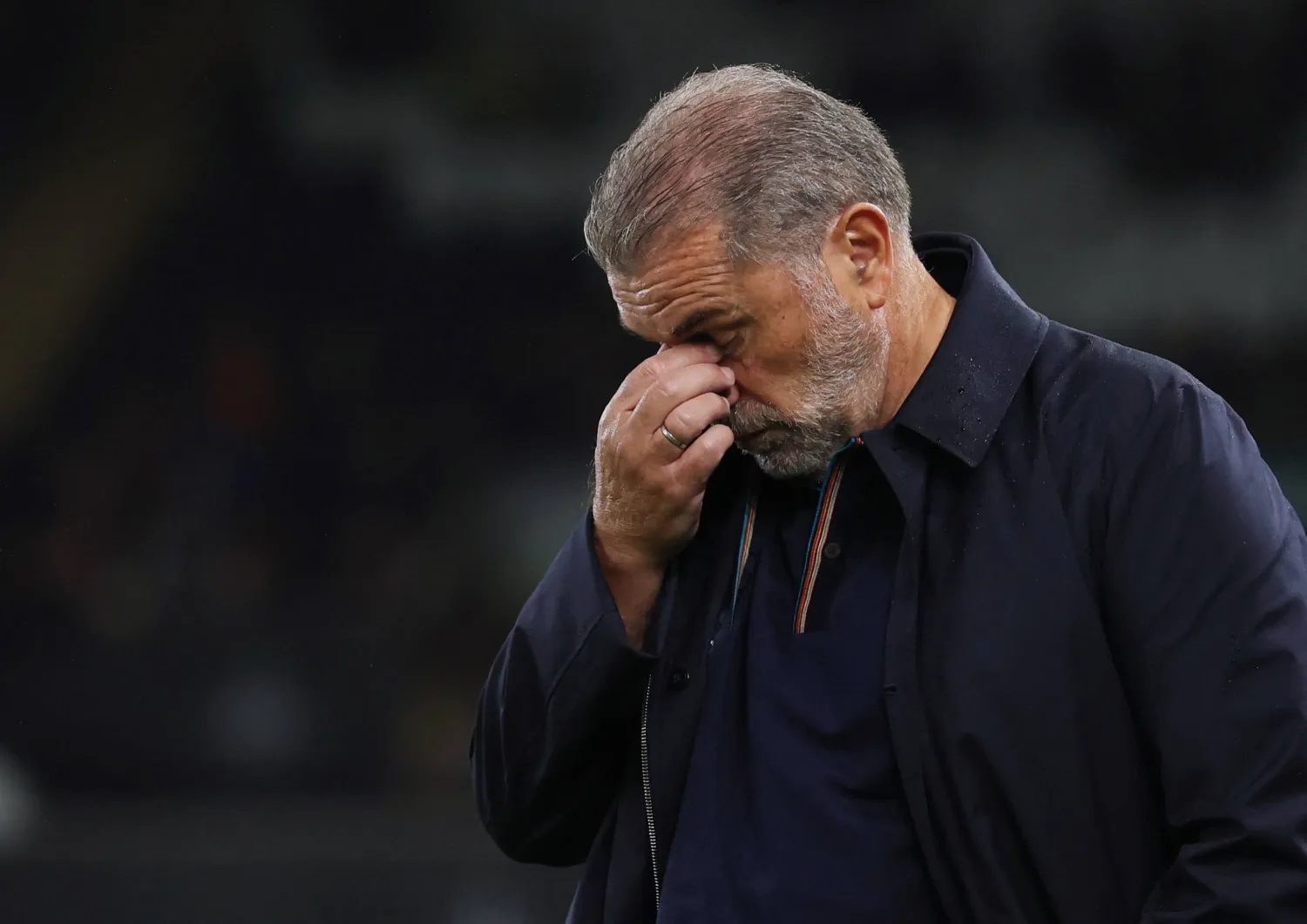 بوستيكوغلو متأثرا عقب الخسارة (رويترز)