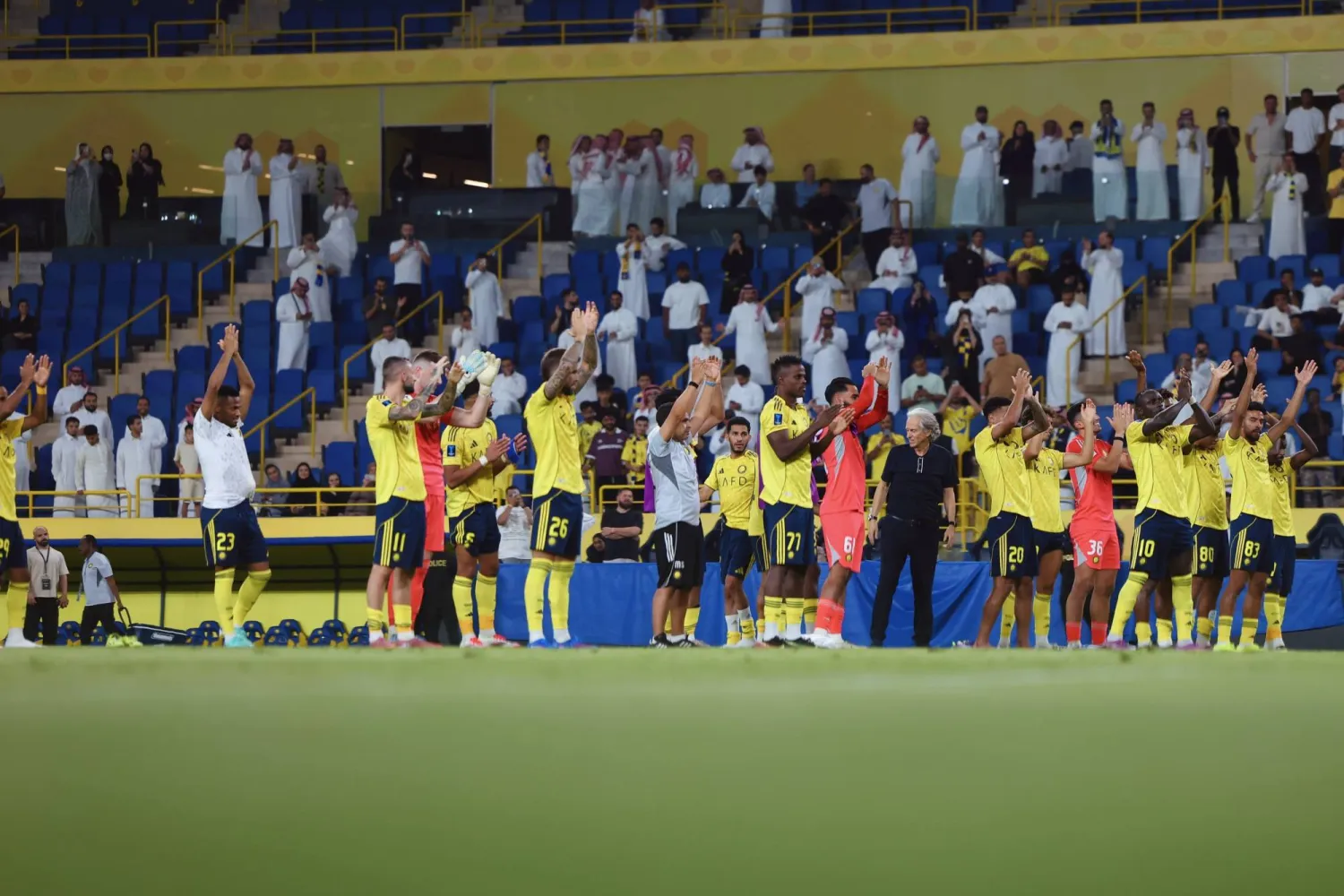 لاعبو النصر يحييون جماهيرهم عقب نهاية المواجهة الآسيوية (نادي النصر)
