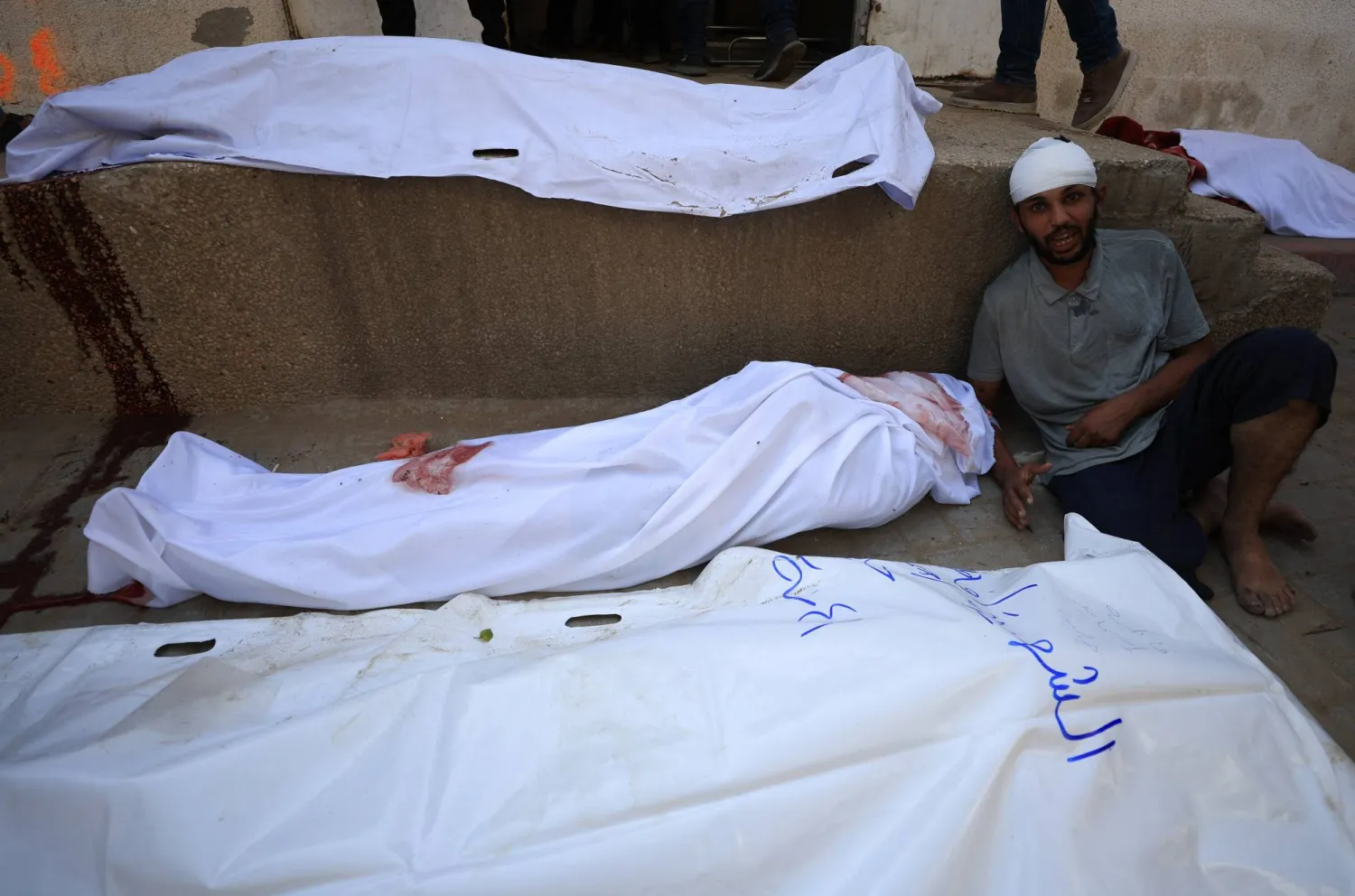 جثامين ضحايا غارات إسرائيلية في مستشفى الشفاء بغزة (رويترز)