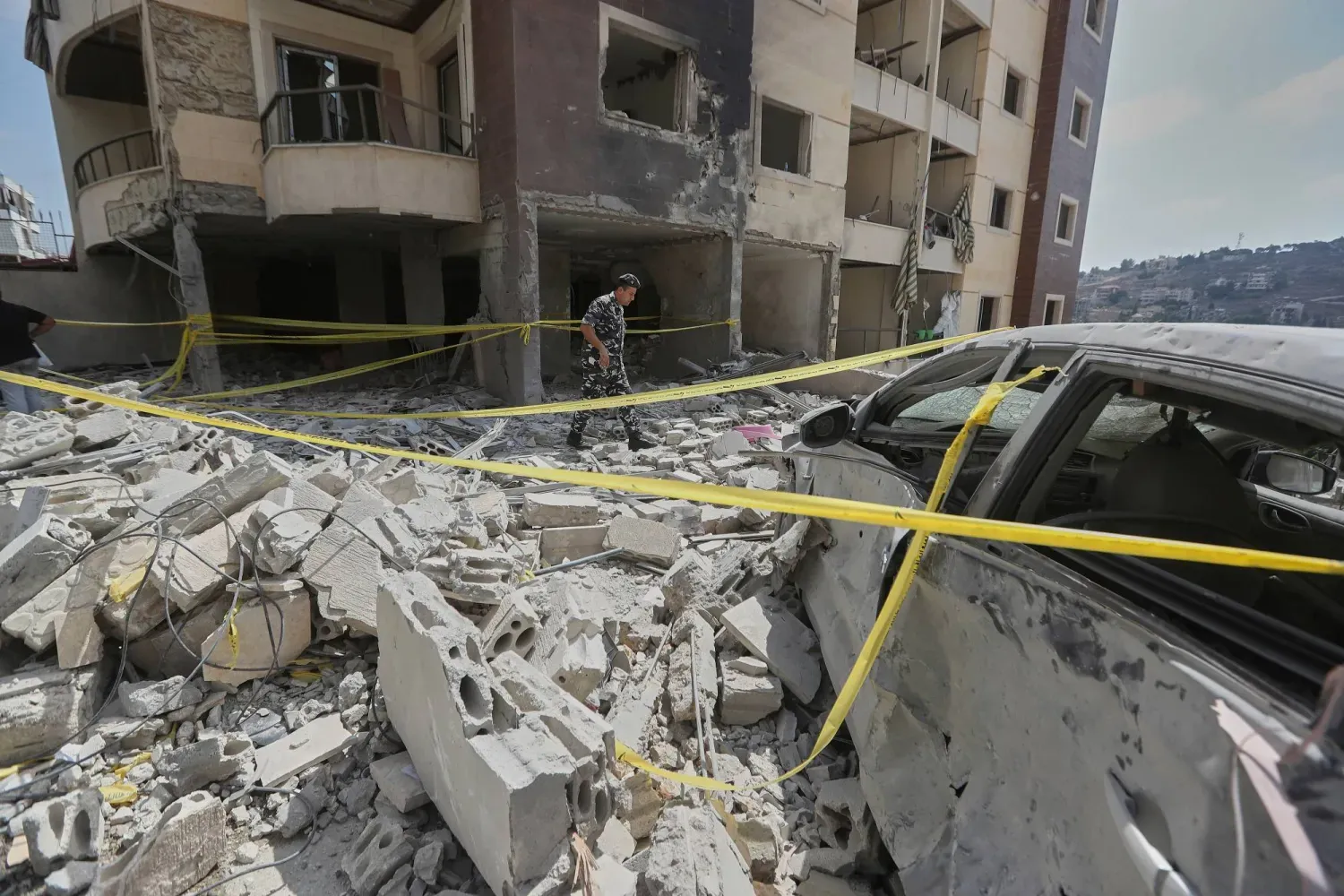 İsrail'in geçen pazartesi günü Güney Lübnan'daki Nebatiye kentine düzenlediği hava saldırısının yol açtığı yıkımdan (AP)