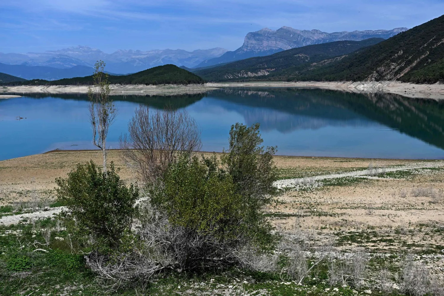 لقطة تُظهر خزان ميديانو وسط مستوى المياه المنخفض في مقاطعة هويسكا الإسبانية (أ.ف.ب)