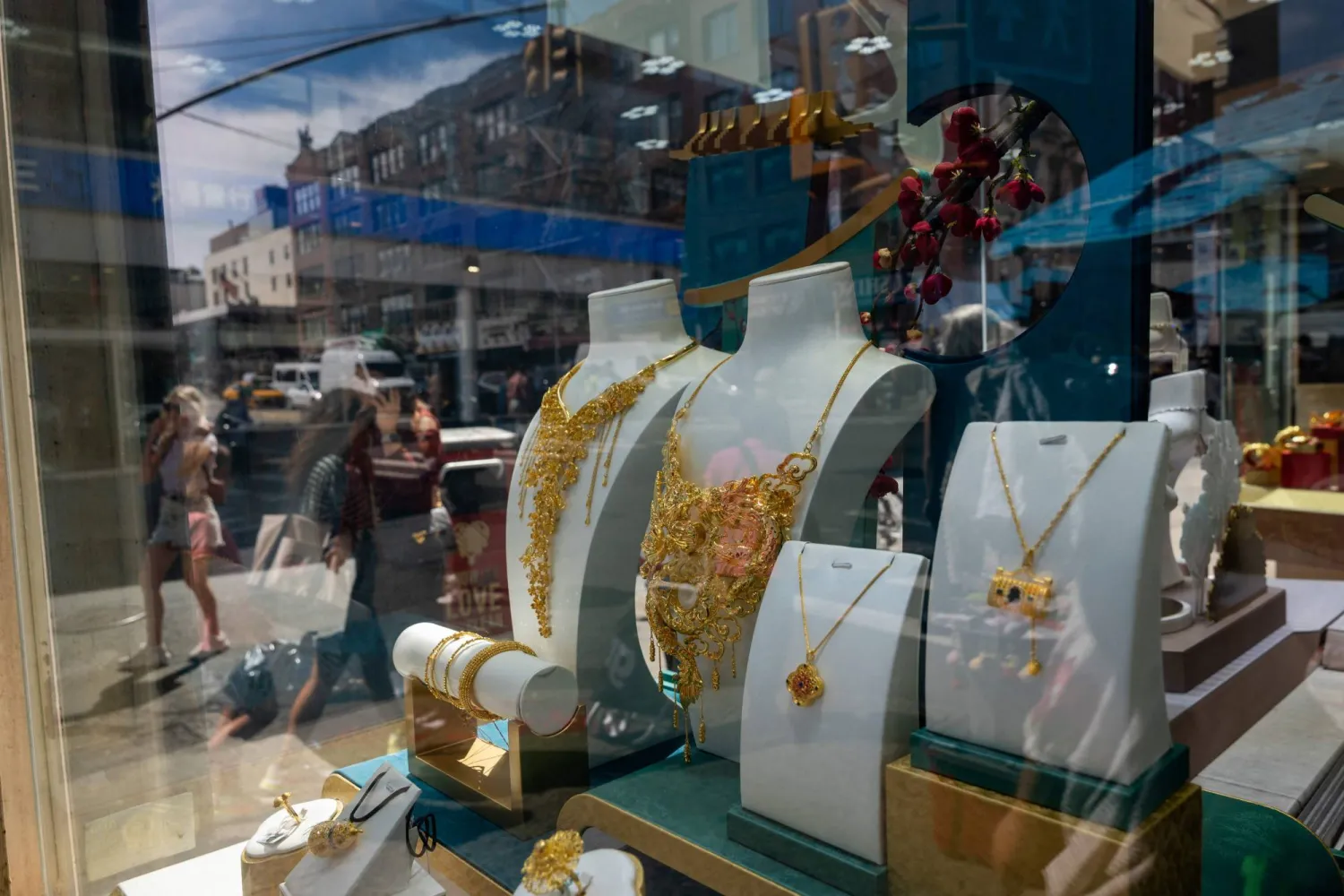 مجوهرات ذهبية معروضة في نافذة في مانهاتن (أ.ف.ب)