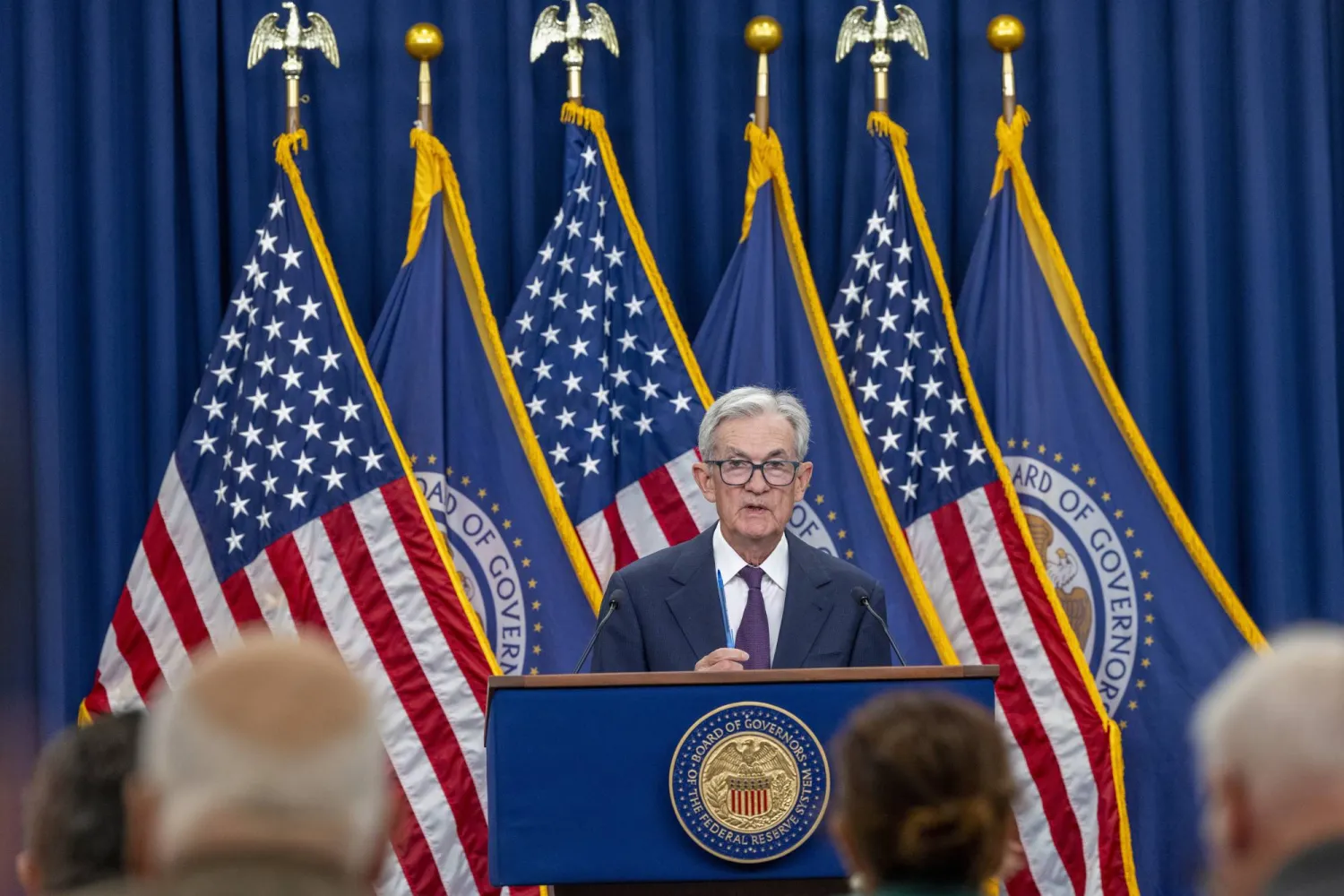 رئيس «الاحتياطي الفيدرالي» جيروم باول يتحدث إلى الصحافيين بعد قرار خفض الفائدة (إ.ب.أ)