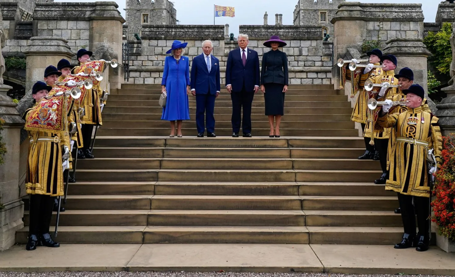 قد يكون بعض هذا التنسيق عفوياً إلا أنه غالباً ما يُستخدَم أداةً بسيطةً وهادئةً لإظهار وحدة الصف (رويترز)