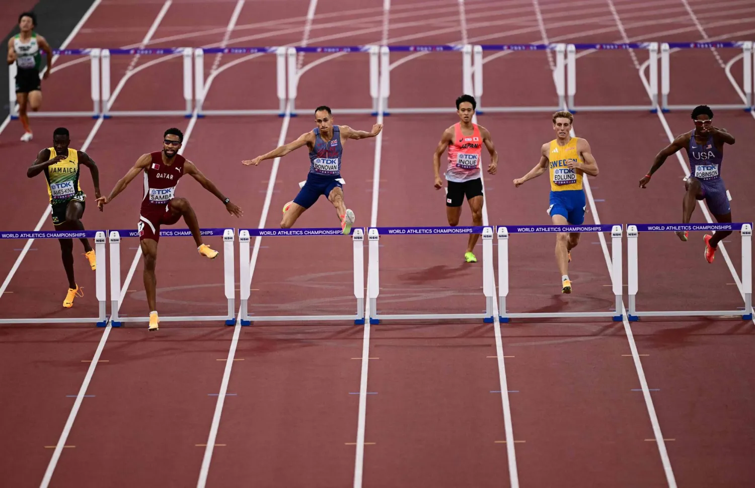 يبحث القطريان عبد الرحمن سامبا وإسماعيل داود عن ميدالية صعبة في نهائي سباق 400 م (أ.ف.ب)