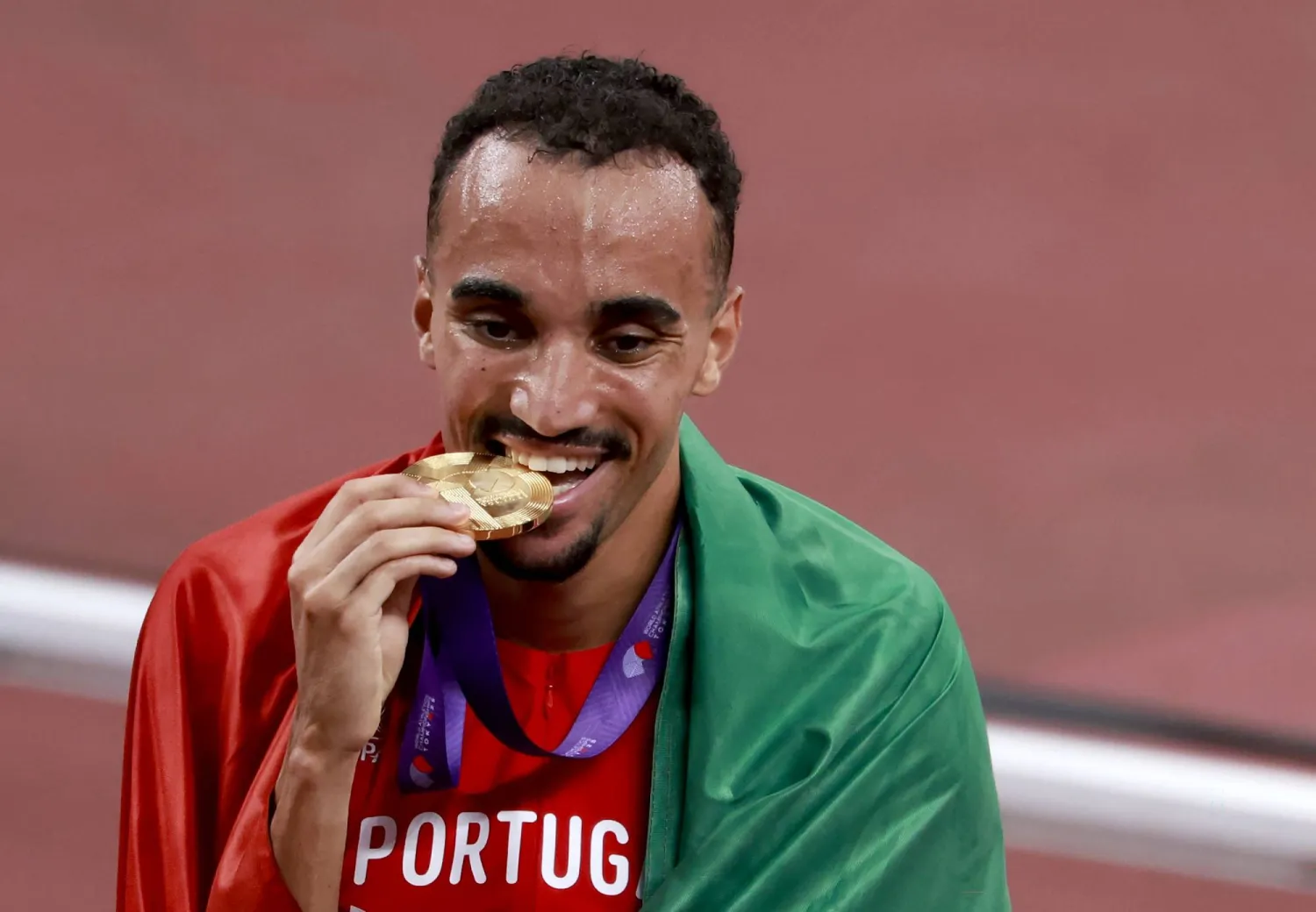 أكد ناضر أنه يطمح الآن إلى حصد المزيد من الميداليات الذهبية (إ.ب.أ)