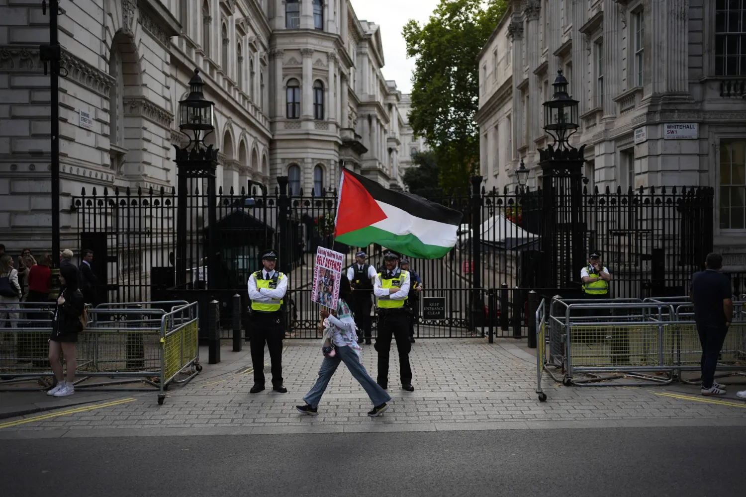 متظاهرون من حملة التضامن مع فلسطين يتظاهرون أمام مقر رئاسة الوزراء البريطانية (داونينغ ستريت) (د.ب.أ)