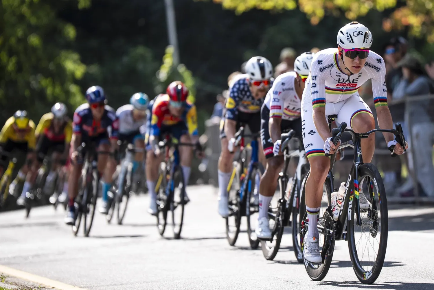 نجم الدراجات تادي بوغاتشر هو المرشح الأوفر حظاً للفوز بسباق «الطرق» للرجال (أ.ب)