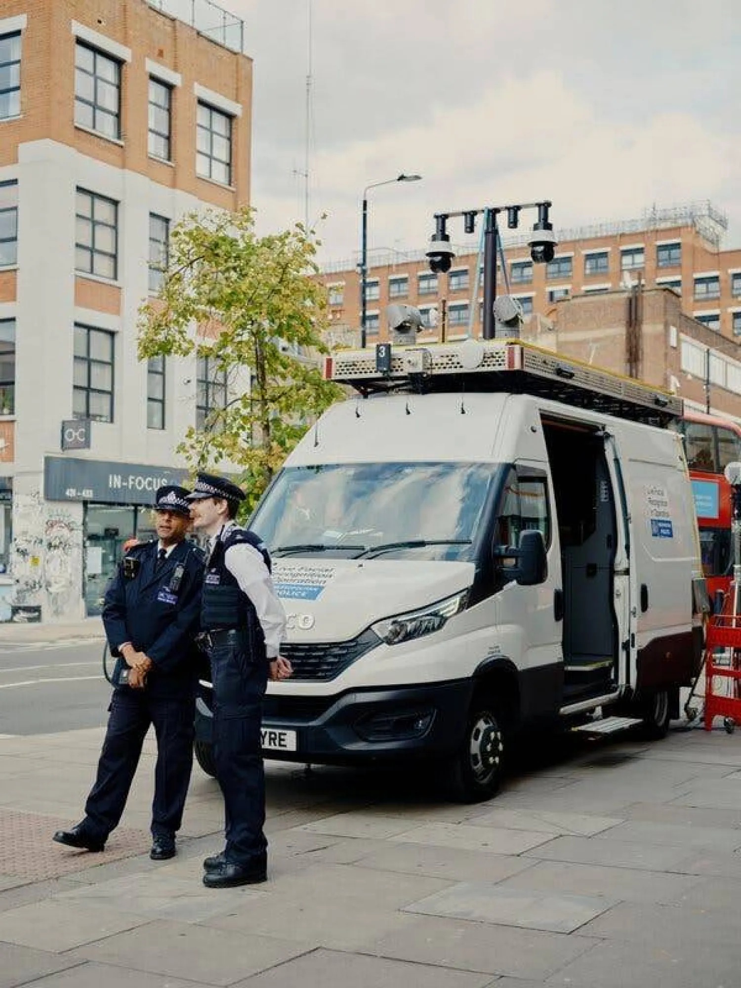 تستخدم الشرطة البريطانية في جميع أنحاء لندن شاحنات التعرف على الوجه (نيويورك تايمز)